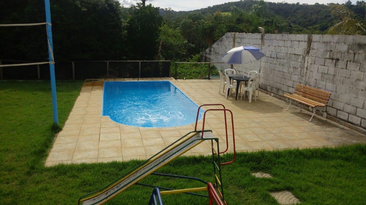 Piscina e área verde do Sítio Rodrigues